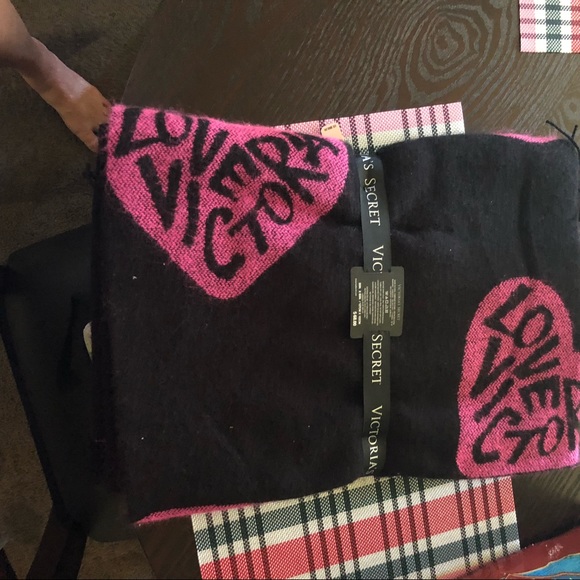 Brand new 🎁FINAL PRICE🎉Victoria’s Secret throw - Picture 2 of 4